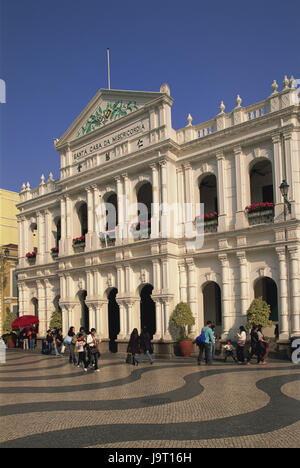 China, Macau, Largo do Senado, Santa Casa da Miscericordia, Passanten-, Asien, Ostasien, Halbinsel, Stadt, Gebäude, Architektur, Ort von Interesse, Tourismus, historisch, UNESCO-Weltkulturerbe, Quadrat, Muster, Wellen, Fußgänger, Menschen, Renaissance, Fassade, Stockfoto