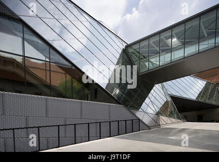 Österreich, Oberösterreich, Linz, Schloss-Museum, Schloss Berg, Detail, Landeshauptstadt, Kulturmetropole, Industriestadt, Architektur, Struktur, Fassade, Glasfront, Gebäude, Kunst, moderne, Kultur, Ort von Interesse, Reiseziel, Himmel, Wolken, Spiegelung, Museum, im Außenbereich Stockfoto