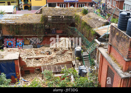 Innenhof mit Rückstand durch das Erdbeben in Thamel, Kathmandu, Nepal 2015 Links gestreut. Stockfoto