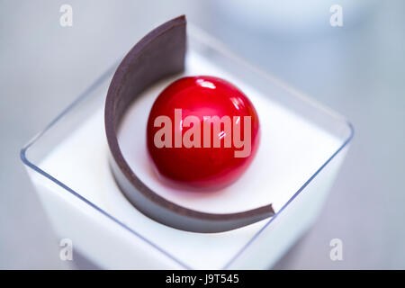 Molekulare Küche Speisen im Buffet Plastikgeschirr Stockfoto