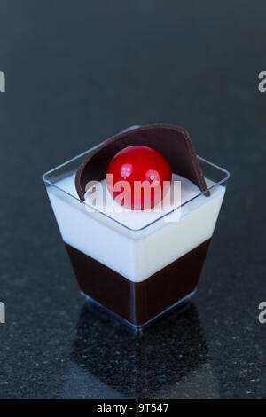 Molekulare Küche Speisen im Buffet Plastikgeschirr Stockfoto