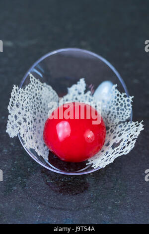 Molekulare Küche Speisen im Buffet Plastikgeschirr Stockfoto