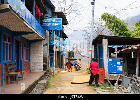 Straßenszene in Bahundanda, Lamjung Bezirk, Nepal. Stockfoto