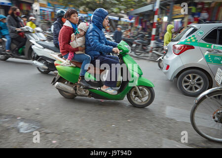 Familie Roller, Altstadt, Hanoi, Vietnam Stockfoto