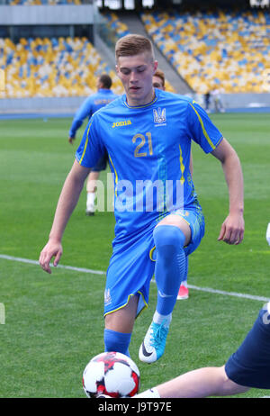 Kiew, Ukraine. 2. Juni 2017. Spieler der Ukraine National Football Team Artem Dovbyk in Aktion bei offenen Training im NSC Olimpiyskyi Stadium in Kiew, Ukraine. © Oleksandr Prykhodko/Alamy Live-Nachrichten Stockfoto