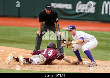 Baton Rouge, LA, USA. 2. Juni 2017. Texas Southern Infielder Horace LeBlanc III (14) rutscht sicher zurück ins erste Base während des Baton Rouge Division I regionale Spiels zwischen Texas Southern und LSU Alex Box-Stadion in Baton Rouge, Louisiana Stephen Lew/CSM/Alamy Live-Nachrichten Stockfoto