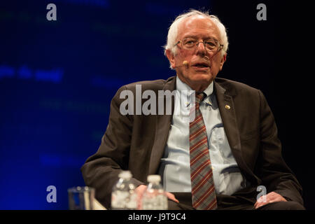 London, UK. 2. Juni 2017. Bernie Sanders, der US-Senator von Vermont, gegen Hillary Clinton für die demokratische Partei 2016 Präsidentschaftskandidatur lief, beantwortet Fragen aus dem Publikum während einer Veranstaltung in der O2 Academy in Brixton, starten die Taschenbuchausgabe von seinem Bestseller "unsere Revolution: A Future To Believe In". Unsere Revolution ist auch der Name einer politischen Organisation, gebildet von Bernie Sanders im Jahr 2016, Wähler fragen, um sie in den politischen Prozess einzubeziehen und zu organisieren, um ins Büro progressive Kandidaten gewählt haben zu erziehen. Stockfoto