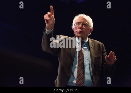 London, UK. 2. Juni 2017. Bernie Sanders, der US-Senator von Vermont, gegen Hillary Clinton für die demokratische Partei 2016 Präsidentschaftskandidatur lief, beantwortet Fragen aus dem Publikum während einer Veranstaltung in der O2 Academy in Brixton, starten die Taschenbuchausgabe von seinem Bestseller "unsere Revolution: A Future To Believe In". Unsere Revolution ist auch der Name einer politischen Organisation, gebildet von Bernie Sanders im Jahr 2016, Wähler fragen, um sie in den politischen Prozess einzubeziehen und zu organisieren, um ins Büro progressive Kandidaten gewählt haben zu erziehen. Stockfoto