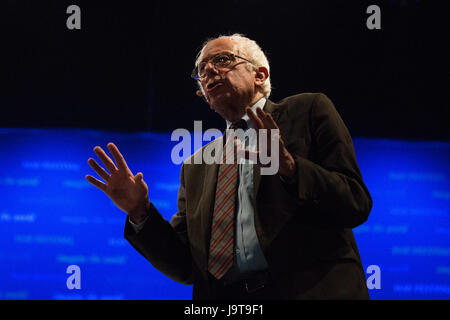 London, UK. 2. Juni 2017. Bernie Sanders, der US-Senator von Vermont, gegen Hillary Clinton für die demokratische Partei 2016 Präsidentschaftskandidatur lief, beantwortet Fragen aus dem Publikum während einer Veranstaltung in der O2 Academy in Brixton, starten die Taschenbuchausgabe von seinem Bestseller "unsere Revolution: A Future To Believe In". Unsere Revolution ist auch der Name einer politischen Organisation, gebildet von Bernie Sanders im Jahr 2016, Wähler fragen, um sie in den politischen Prozess einzubeziehen und zu organisieren, um ins Büro progressive Kandidaten gewählt haben zu erziehen. Stockfoto