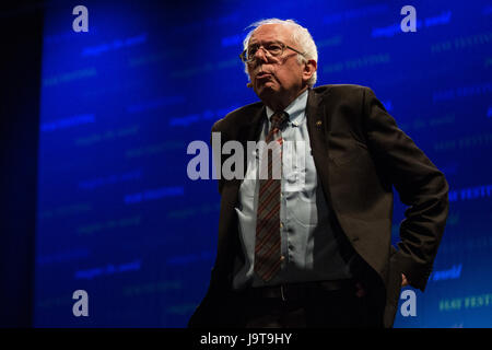 London, UK. 2. Juni 2017. Bernie Sanders, der US-Senator von Vermont, gegen Hillary Clinton für die demokratische Partei 2016 Präsidentschaftskandidatur lief, beantwortet Fragen aus dem Publikum während einer Veranstaltung in der O2 Academy in Brixton, starten die Taschenbuchausgabe von seinem Bestseller "unsere Revolution: A Future To Believe In". Unsere Revolution ist auch der Name einer politischen Organisation, gebildet von Bernie Sanders im Jahr 2016, Wähler fragen, um sie in den politischen Prozess einzubeziehen und zu organisieren, um ins Büro progressive Kandidaten gewählt haben zu erziehen. Stockfoto