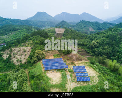 Jinyun. 2. Juni 2017. Foto auf 2. Juni 2017 zeigt Photovoltaikanlagen (PV) macht bei Wudu Dorf Jinyun County, East China Zhejiang Provinz. Wie man die Linderung der Armut misst, würde die Erträge von PV-Stromerzeugung geschaffen helfen, lokale Dorfbewohner Einkommen erhöhen und besseres Leben. Bildnachweis: Xu Yu/Xinhua/Alamy Live-Nachrichten Stockfoto