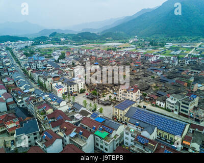 Jinyun. 2. Juni 2017. Foto auf 2. Juni 2017 zeigt der Photovoltaik (PV) macht Dachanlagen in Jianchuan Dorf Jinyun County, East China Zhejiang Provinz. Wie man die Linderung der Armut misst, würde die Erträge von PV-Stromerzeugung geschaffen helfen, lokale Dorfbewohner Einkommen erhöhen und besseres Leben. Bildnachweis: Xu Yu/Xinhua/Alamy Live-Nachrichten Stockfoto