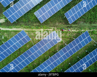 Jinyun. 2. Juni 2017. Foto auf 2. Juni 2017 zeigt Photovoltaik (PV)-Starkstromanlagen in Heyuan Dorf Jinyun County, East China Zhejiang Provinz. Wie man die Linderung der Armut misst, würde die Erträge von PV-Stromerzeugung geschaffen helfen, lokale Dorfbewohner Einkommen erhöhen und besseres Leben. Bildnachweis: Xu Yu/Xinhua/Alamy Live-Nachrichten Stockfoto