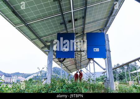 Jinyun, China Zhejiang Provinz. 2. Juni 2017. Mitarbeiter überprüfen die Photovoltaik (PV)-Starkstromanlagen bei Wudu Dorf Jinyun County, Ost-China Zhejiang Provinz, 2. Juni 2017. Wie man die Linderung der Armut misst, würde die Erträge von PV-Stromerzeugung geschaffen helfen, lokale Dorfbewohner Einkommen erhöhen und besseres Leben. Bildnachweis: Xu Yu/Xinhua/Alamy Live-Nachrichten Stockfoto