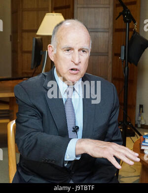 In San Francisco. 31. Mai 2017. Gouverneur Jerry Brown von der US-Bundesstaat Kalifornien spricht in einem Interview mit Xinhua in seinem Büro in der Landeshauptstadt Sacramento am 31. Mai 2017. Gouverneur Jerry Brown hat vor kurzem versprochen, zur Verbesserung der seine staatlichen Zusammenarbeit mit China zur Bekämpfung des Klimawandels zusammen, die er angeblich für globale Wohlbefinden unerlässlich. Bildnachweis: Huang Chao/Xinhua/Alamy Live-Nachrichten Stockfoto