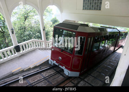 Hong Kong, China. 30. April 2017. Touristen nehmen die Peak Tram für die Peak in Hongkong, Südchina, 30. April 2017. 1. Juli 2017 markiert den 20. Jahrestag der Rückkehr Hong Kongs zum Mutterland. Bildnachweis: Li Peng/Xinhua/Alamy Live-Nachrichten Stockfoto