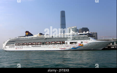 Hong Kong, China. 17. Februar 2015. Ein Passagierschiff von Star Cruises ist in Tsim Sha Tsui in Hongkong, Südchina, 17. Februar 2015 gesehen. 1. Juli 2017 markiert den 20. Jahrestag der Rückkehr Hong Kongs zum Mutterland. Bildnachweis: Li Peng/Xinhua/Alamy Live-Nachrichten Stockfoto