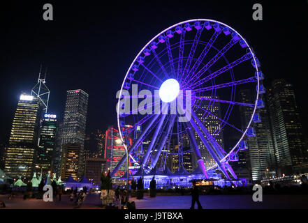 Hong Kong, China. 13. April 2015. Hong Kong Riesenrad sieht in Central in Hongkong, Südchina, 13. April 2015. 1. Juli 2017 markiert den 20. Jahrestag der Rückkehr Hong Kongs zum Mutterland. Bildnachweis: Li Peng/Xinhua/Alamy Live-Nachrichten Stockfoto