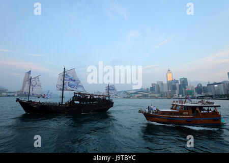 Hong Kong, China. 17. Mai 2017. Touristen nehmen Boote in Victoria Bay in Hongkong, Südchina, 17. Mai 2017. 1. Juli 2017 markiert den 20. Jahrestag der Rückkehr Hong Kongs zum Mutterland. Bildnachweis: Li Peng/Xinhua/Alamy Live-Nachrichten Stockfoto