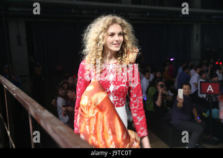 Peking, China. 2. Juni 2017. Ein Modell stellt eine Brot-inspirierte Kreation während einer Fashion-Show in Peking, Hauptstadt von China, 2. Juni 2017. Bildnachweis: Guo Junfeng/Xinhua/Alamy Live-Nachrichten Stockfoto
