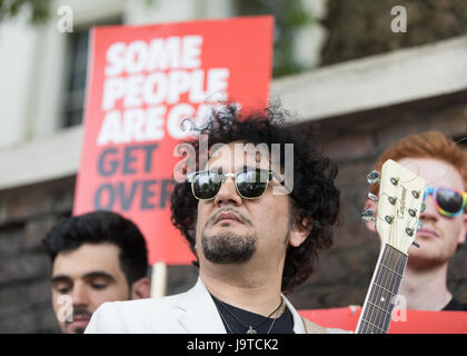 London, UK. 2. Juni 2017. Amnesty international UK/Stonewall Protest über LGBTI-Razzia in Tschetschenien vor russischen Botschaft in London.  Kredit Carol Moir/Alamy Live-Nachrichten. Stockfoto