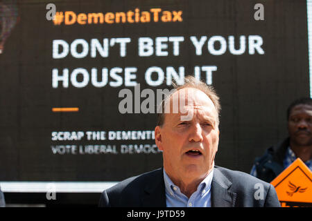 London, UK. 3. Juni 2017. Sir Simon Hughes, Liberal-demokratische Kandidat und ehemaliger Abgeordneter begleitet für Southwark und alte Bermondsey, enthüllt eine neue, schlagkräftige Demenz Steuer-Poster mit ein Bild von Premierminister Theresa May von den Worten "Ihr Haus auf ihre Wette nicht". Bildnachweis: Mark Kerrison/Alamy Live-Nachrichten Stockfoto