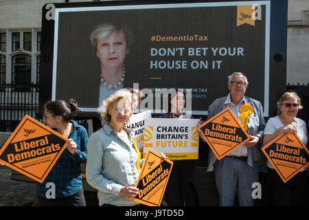 London, UK. 3. Juni 2017. Sir Simon Hughes, Liberal-demokratische Kandidat und ehemaliger Abgeordneter begleitet für Southwark und alte Bermondsey, enthüllt eine neue, schlagkräftige Demenz Steuer-Poster mit ein Bild von Premierminister Theresa May von den Worten "Ihr Haus auf ihre Wette nicht". Bildnachweis: Mark Kerrison/Alamy Live-Nachrichten Stockfoto