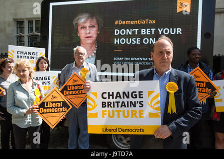 London, UK. 3. Juni 2017. Sir Simon Hughes, Liberal-demokratische Kandidat und ehemaliger Abgeordneter begleitet für Southwark und alte Bermondsey, enthüllt eine neue, schlagkräftige Demenz Steuer-Poster mit ein Bild von Premierminister Theresa May von den Worten "Ihr Haus auf ihre Wette nicht". Bildnachweis: Mark Kerrison/Alamy Live-Nachrichten Stockfoto