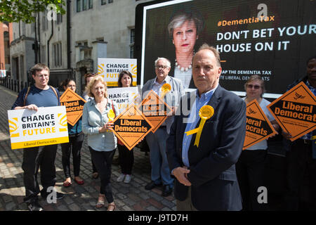 London, UK. 3. Juni 2017. Sir Simon Hughes, Liberal-demokratische Kandidat und ehemaliger Abgeordneter begleitet für Southwark und alte Bermondsey, enthüllt eine neue, schlagkräftige Demenz Steuer-Poster mit ein Bild von Premierminister Theresa May von den Worten "Ihr Haus auf ihre Wette nicht". Bildnachweis: Mark Kerrison/Alamy Live-Nachrichten Stockfoto