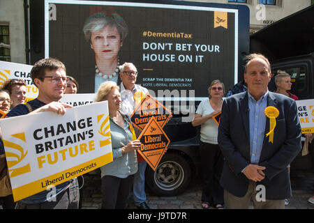 London, UK. 3. Juni 2017. Sir Simon Hughes, Liberal-demokratische Kandidat und ehemaliger Abgeordneter begleitet für Southwark und alte Bermondsey, enthüllt eine neue, schlagkräftige Demenz Steuer-Poster mit ein Bild von Premierminister Theresa May von den Worten "Ihr Haus auf ihre Wette nicht". Bildnachweis: Mark Kerrison/Alamy Live-Nachrichten Stockfoto