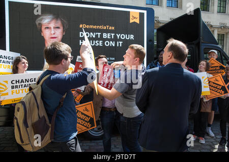 London, UK. 3. Juni 2017. Pro-Austritt-Aktivisten tragen rote Plakate stören die Enthüllung von Sir Simon Hughes, Liberal-demokratische Kandidat und ehemaliger Abgeordneter für Southwark und alte Bermondsey, eine Demenz Steuer-Poster mit einem Bild von Premierminister Theresa May begleitet von den Worten "Ihr Haus auf ihre Wette nicht". Bildnachweis: Mark Kerrison/Alamy Live-Nachrichten Stockfoto