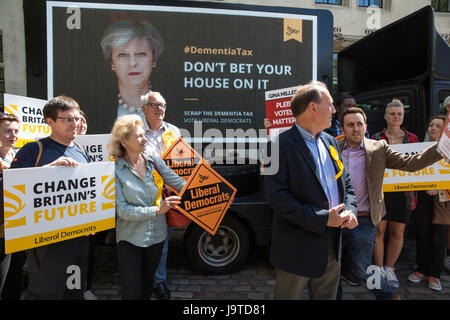 London, UK. 3. Juni 2017. Pro-Austritt-Aktivisten tragen rote Plakate stören die Enthüllung von Sir Simon Hughes, Liberal-demokratische Kandidat und ehemaliger Abgeordneter für Southwark und alte Bermondsey, eine Demenz Steuer-Poster mit einem Bild von Premierminister Theresa May begleitet von den Worten "Ihr Haus auf ihre Wette nicht". Bildnachweis: Mark Kerrison/Alamy Live-Nachrichten Stockfoto