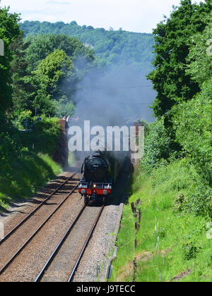 Reigate, Surrey, UK. 3. Juni 2017. Flying Scotsman 60103 Kathedralen Express Dampflokomotive schleppen Salonwagen Geschwindigkeiten durch Reigate, Surrey. 1304hrs Samstag, 3. Juni 2017. Foto © Lindsay Constable / Alamy Live News Stockfoto