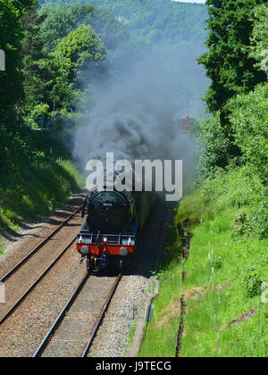 Reigate, Surrey, UK. 3. Juni 2017. Flying Scotsman 60103 Kathedralen Express Dampflokomotive schleppen Salonwagen Geschwindigkeiten durch Reigate, Surrey. 1304hrs Samstag, 3. Juni 2017. Foto © Lindsay Constable / Alamy Live News Stockfoto