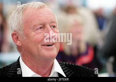 Hay Festival 2017 - Heu auf Wye, Wales, Großbritannien - Juni 2017 - Chris Tarrant Broadcaster und Autor an der Hay Festival Buchhandlung Förderung sein Buch Extreme Bahn Reisen - Steven Mai/Alamy leben Nachrichten Stockfoto