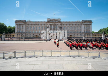 Die Mall, London, UK. 3. Juni 2017. Die vorletzte Probe für die Queen Geburtstag Parade, The Major General Überprüfung erfolgt in der heißen Sonne und strahlend blauem Himmel. Das 1. Bataillon Irish Guards marschieren vorbei Buckingham Palace am Ende der Zeremonie unter warmen blauen Himmel. Bildnachweis: Malcolm Park Leitartikel/Alamy Live-Nachrichten. Stockfoto