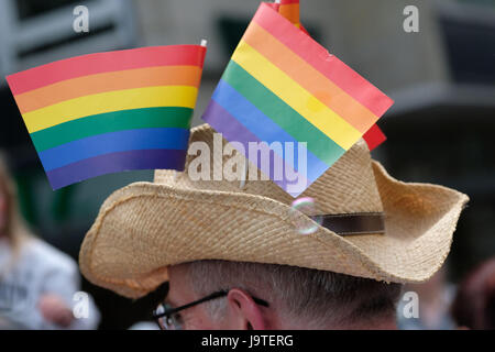 Hannover, Deutschland. 3. Juni 2017. Mitmachen in der Christopher Street Day-Parade in Hannover, 3. Juni 2017. Mehrere tausend Menschen gingen durch die Innenstadt von Hannover mit bunten Fahnen und verrückten Outfits. Die Demonstranten-Kampagne für die Gleichstellung von Minderheiten. Foto: Peter Steffen/Dpa/Alamy Live News Stockfoto