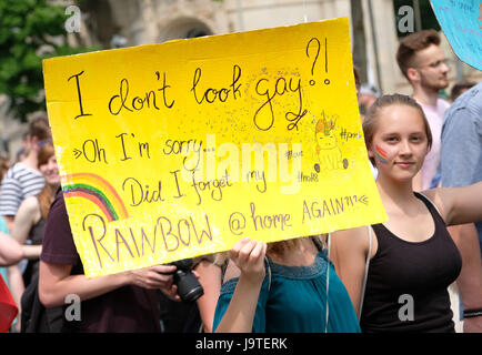 Hannover, Deutschland. 3. Juni 2017. Mitmachen in der Christopher Street Day-Parade in Hannover, 3. Juni 2017. Mehrere tausend Menschen gingen durch die Innenstadt von Hannover mit bunten Fahnen und verrückten Outfits. Die Demonstranten-Kampagne für die Gleichstellung von Minderheiten. Foto: Peter Steffen/Dpa/Alamy Live News Stockfoto