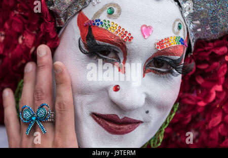 Hannover, Deutschland. 3. Juni 2017. Eine kostümierte Teilnehmer, fotografiert am Christopher Street Day-Parade in Hannover, 3. Juni 2017. Mehrere tausend Menschen gingen durch die Innenstadt von Hannover mit bunten Fahnen und verrückten Outfits. Die Demonstranten-Kampagne für die Gleichstellung von Minderheiten. Foto: Peter Steffen/Dpa/Alamy Live News Stockfoto