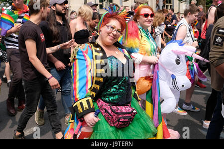 Hannover, Deutschland. 3. Juni 2017. Mitmachen in der Christopher Street Day-Parade in Hannover, 3. Juni 2017. Mehrere tausend Menschen gingen durch die Innenstadt von Hannover mit bunten Fahnen und verrückten Outfits. Die Demonstranten-Kampagne für die Gleichstellung von Minderheiten. Foto: Peter Steffen/Dpa/Alamy Live News Stockfoto