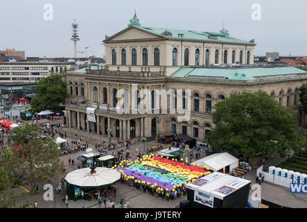 Hannover, Deutschland. 3. Juni 2017. Mehrere hundert Menschen bilden eine Regenbogenfahne vor der Oper während der Christopher Street Day-Parade in Hannover, 3. Juni 2017. Mehrere tausend Menschen gingen durch die Innenstadt von Hannover mit bunten Fahnen und verrückten Outfits. Die Demonstranten-Kampagne für die Gleichstellung von Minderheiten. Foto: Peter Steffen/Dpa/Alamy Live News Stockfoto