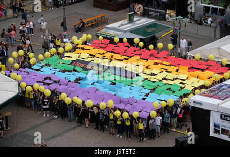 Hannover, Deutschland. 3. Juni 2017. Mehrere hundert Menschen bilden eine Regenbogenfahne vor der Oper während der Christopher Street Day-Parade in Hannover, 3. Juni 2017. Mehrere tausend Menschen gingen durch die Innenstadt von Hannover mit bunten Fahnen und verrückten Outfits. Die Demonstranten-Kampagne für die Gleichstellung von Minderheiten. Foto: Peter Steffen/Dpa/Alamy Live News Stockfoto