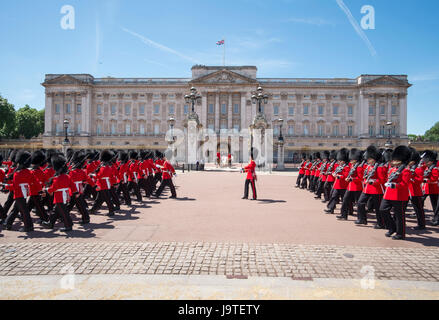 Die Mall, London, UK. 3. Juni 2017. Die vorletzte Probe für die Queen Geburtstag Parade, The Major General Überprüfung erfolgt in der heißen Sonne und strahlend blauem Himmel. Das 1. Bataillon Irish Guards marschieren vorbei Buckingham Palace am Ende der Zeremonie unter warmen blauen Himmel. Bildnachweis: Malcolm Park Leitartikel/Alamy Live-Nachrichten. Stockfoto