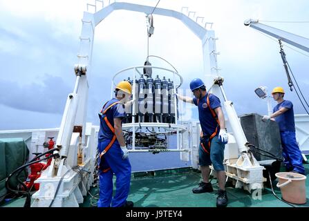 (170603)--an Bord Schiff XIANGYANGHONG 09, 3. Juni 2017 (Xinhua) - wissenschaftliche Forschung Team Mitglieder Test Meerwasser mit einem Gerät CTD an Bord der Xiangyanghong 09, das Mutterschiff von Chinas bemannte Tauchpumpe "Jiaolong", 3. Juni 2017. Jiaolong plant, fünf Tauchgänge im Yap Graben ab 4. Juni durchzuführen.  (Xinhua/Liu Shiping) (Wyl) Stockfoto