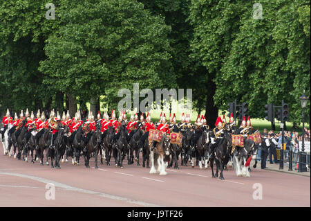 Die Mall, London, UK. 3. Juni 2017. Die vorletzte Probe für die Queen Geburtstag Parade, The Major General Überprüfung erfolgt in der heißen Sonne und strahlend blauem Himmel. Kavallerie Truppen Talfahrt Constitution Hill in Richtung The Mall. Bildnachweis: Malcolm Park Leitartikel/Alamy Live-Nachrichten. Stockfoto