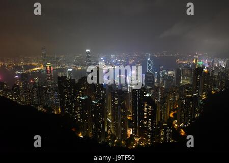 Hong Kong. 1. Juli 2017. Foto aufgenommen am 25. Mai 2017 zeigt der Nacht-Blick auf den Victoria Harbour in Hongkong, Südchina. 1. Juli 2017 markiert den 20. Jahrestag der Rückkehr Hong Kongs zum Mutterland. Bildnachweis: Chen Yehua/Xinhua/Alamy Live-Nachrichten Stockfoto