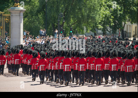 Die Mall, London, UK. 3. Juni 2017. Die vorletzte Probe für die Queen Geburtstag Parade, The Major General Überprüfung erfolgt in der heißen Sonne und strahlend blauem Himmel. Gardisten der 1. Bataillon Irish Guards marschieren Wellington Barracks am Ende der Zeremonie. Bildnachweis: Malcolm Park Leitartikel/Alamy Live-Nachrichten. Stockfoto