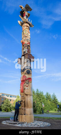 55-Fuß-Totempfahl, der von Haida-Meisterkünstler und Hereditary Chief, 7idansuu, (Edenshaw) alias James Hart geschnitzt wurde. Dieser Versöhnungspol ist aus einer 800 Jahre alten roten Zeder geschnitzt und in der Main Mall, University of British Columbia, Vancouver, BC, Kanada, installiert. Stockfoto