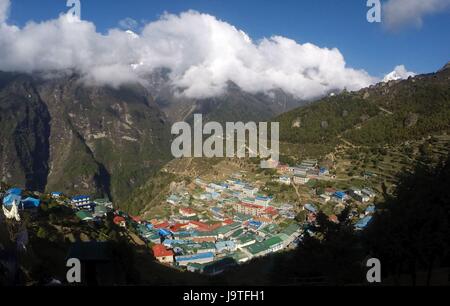 (170603)--SOLUKHUMBU, 3. Juni 2017 (Xinhua)--Foto am 3. Juni 2017 zeigt die Ansicht von Namche Bazar in Solukhumbu, Nepal. Namche Bazar ist die wichtigste trading Center und touristische Drehscheibe für die Khumbu-Region und Tor zum Mount Qomolangma. (Xinhua/Sunil Sharma) (Rh) Stockfoto