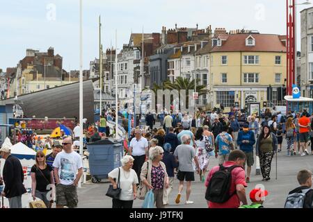 Weymouth, Dorset, UK. 3. Juni 2017.   Großbritannien Wetter.  Urlauber zu Fuß entlang der Promenade an einem Tag dunstige Sonne an das Seebad Weymouth in Dorset während der Halbzeit-Ferien.  Bildnachweis: Graham Hunt/Alamy Live-Nachrichten Stockfoto